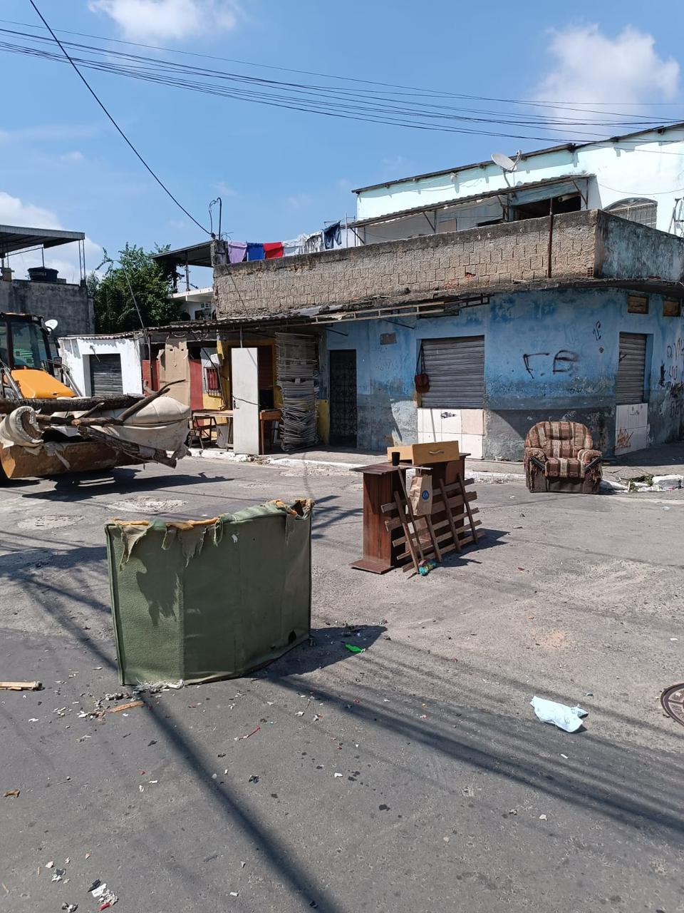 PMs de Mesquita retiram 8 toneladas de barricadas da Comunidade da Chatuba